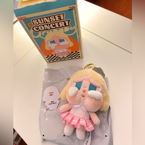 Pop Mart x Crybaby Sunset Concert - Picture 1 of 2